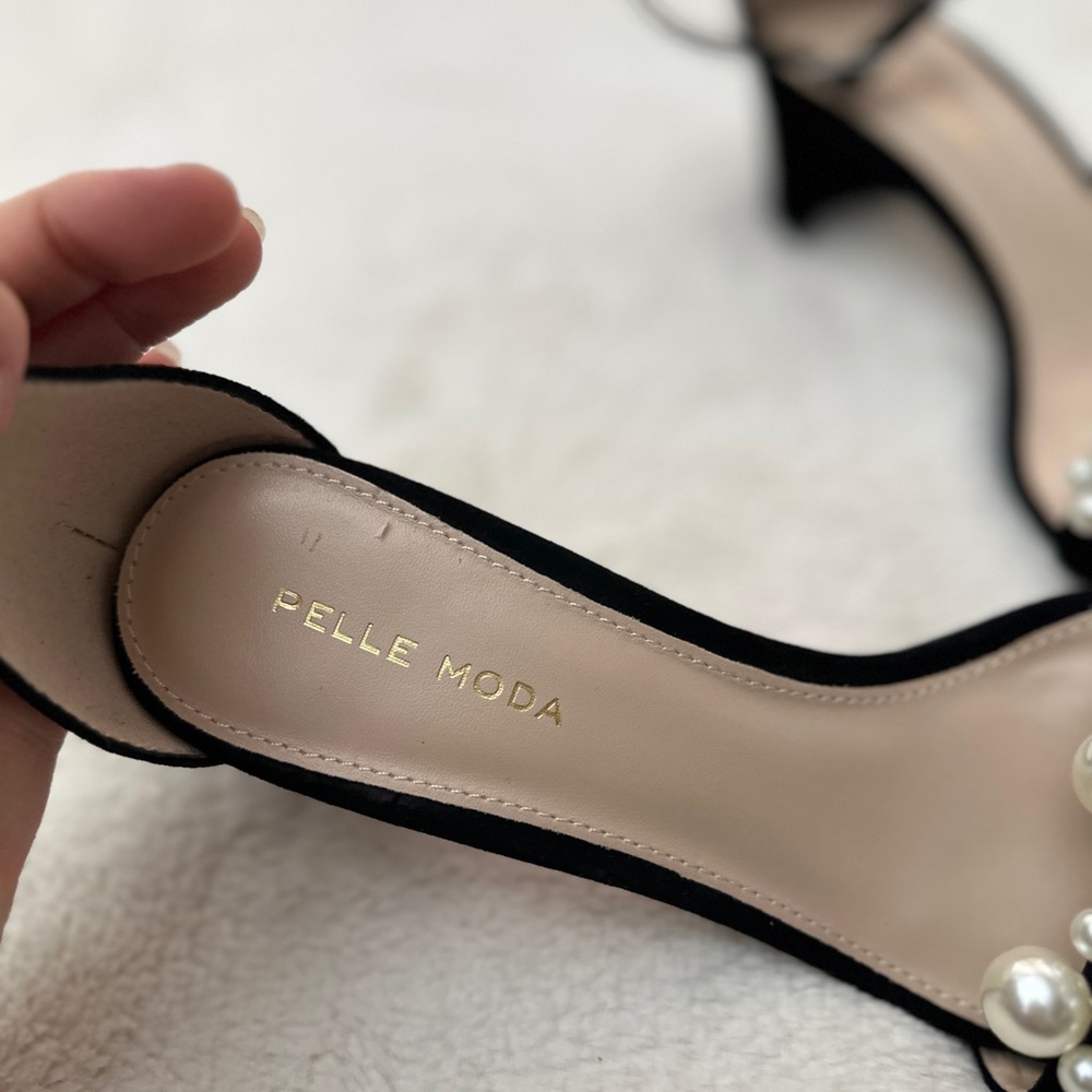 Women's Pelle Moda Vacie Imitation Pearl Heels - Picture 5 of 10